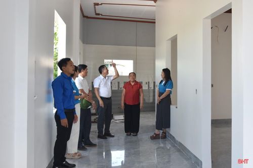 Cán bộ MTTQ và các đoàn thể xã Lộc Hà kiểm tra tiến độ, chất lượng xây dựng các ngôi nhà tình thương ở thôn Xuân Hải.