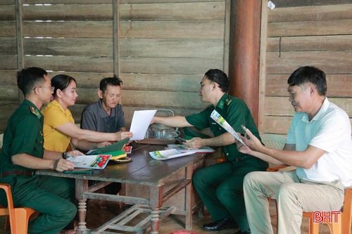 Cán bộ, chiến sĩ BĐBP phối hợp với chính quyền địa phương đến từng hộ dân tuyên truyền, hướng dẫn người cao tuổi, người đi lại khó khăn.