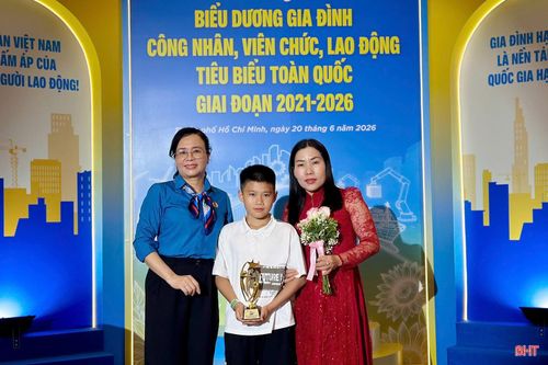 Phó Chủ tịch LĐLĐ tỉnh Tăng Thị Linh Chi chụp ảnh lưu niệm cùng mẹ con chị Đặng Thị Kim Lành tại hội nghị biểu dương.