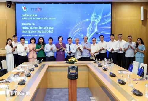 Các đại biểu chụp ảnh lưu niệm sau phiên thảo luận. (Ảnh: An Đăng/TTXVN)