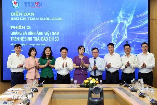 Các đại biểu chụp ảnh lưu niệm sau phiên thảo luận. (Ảnh: An Đăng/TTXVN)
