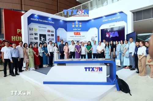 Các đại biểu tại không gian trưng bày của TTXVN tại Hội báo toàn quốc 2026. (Ảnh: An Đăng/TTXVN)