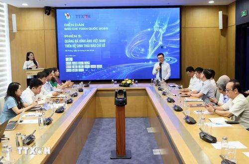 Ông Lê Quốc Minh, Ủy viên Trung ương Đảng, Phó Trưởng Ban Tuyên giáo và Dân vận Trung ương, Bí thư Đảng ủy, Tổng Biên tập báo Nhân Dân, Bí thư Đảng ủy Trung ương Hội, Chủ tịch Hội Nhà báo Việt Nam phát biểu. (Ảnh: An Đăng/TTXVN)