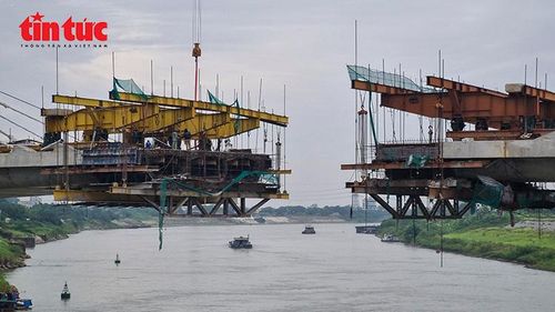 Các nhịp cầu Đuống mới đang được hợp long từng bước, bảo đảm tĩnh không thông tàu thuyền.