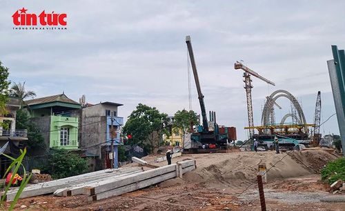Khu vực đường dẫn lên cầu Đuống mới đang được thi công, kết nối với hệ thống giao thông hai đầu cầu.