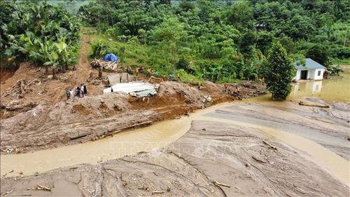 Khu vực tìm kiếm nạn nhân ở Làng Nủ rất rộng do nhiều điểm sạt lở rộng, dài, gây khó khăn cho lực lượng chức năng. Ảnh: Hoàng Hiếu/TTXVN