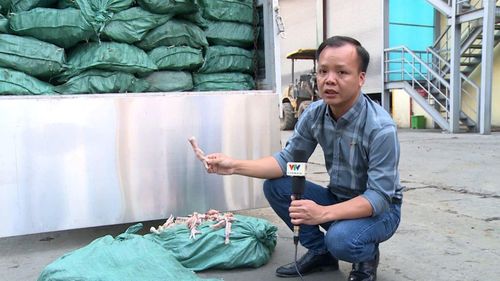 Nhà báo Nguyễn Trường Sơn dẫn hiện trường vụ Công an Hà Nội bắt giữ các đối tượng vận chuyển 3 tấn chân gà, nội tạng bẩn.