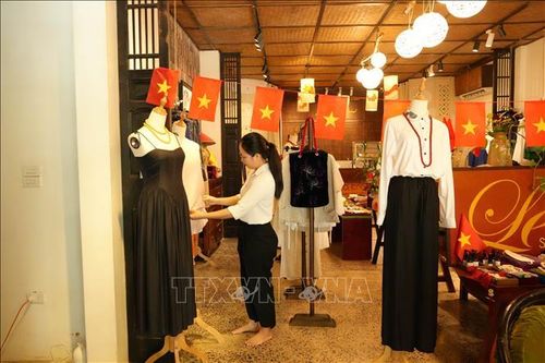 Khu trưng bày của Hợp tác xã thu hút khách hàng nhờ các dòng sản phẩm lụa đa dạng, hoàn thiện từ quy trình sản xuất khép kín và đạt tiêu chuẩn xuất khẩu.
