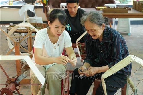 Hợp tác xã mở nhiều lớp dạy nghề cho các thợ trẻ nhằm gìn giữ nghề truyền thống.