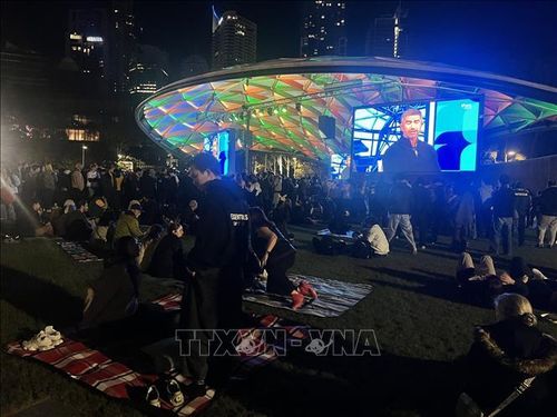 Toàn cảnh các cổ động viên tại Công viên Tumbalong ở thành phố Sydney trước giờ bóng lăn. Ảnh: Thanh Tú/PV TTXVN tại Australia