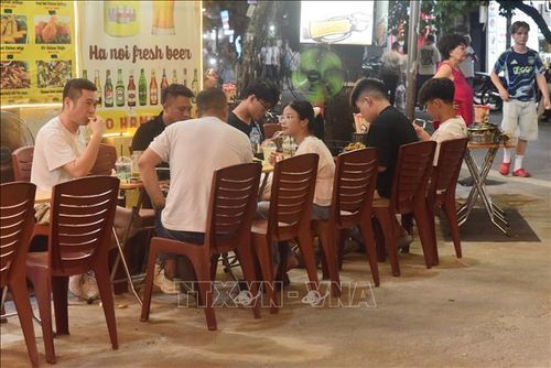 Khách du lịch thưởng thức bữa tối trên phố Tạ Hiện, Hà Nội. Ảnh: Thanh Xuân/TTXVN phát