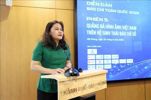 Phó Tổng Giám đốc Thông tấn xã Việt Nam Nguyễn Thị Sự phát biểu dẫn đề tại phiên thảo luận.