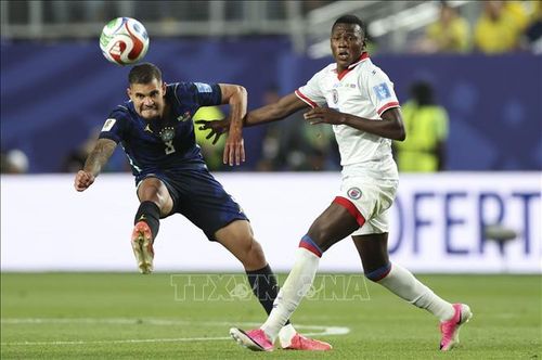 Tiền vệ Bruno Guimaraes (trái) của Brazil tranh bóng với cầu thủ Haiti. Ảnh: THX/TTXVN
