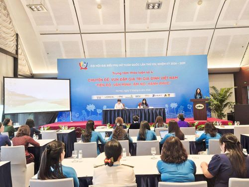 Bà Nguyễn Thị Nga tham luận tại Đại hội đại biểu phụ nữ toàn quốc lần thứ XIV.