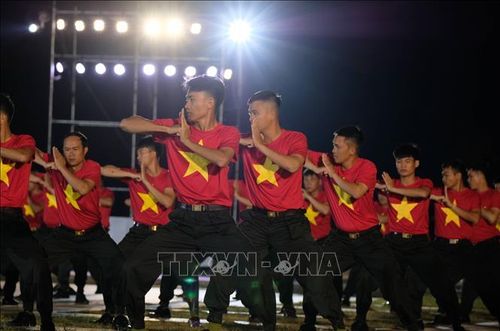 Lực lượng của Công an tỉnh Lâm Đồng biểu diễn võ thuật tại lễ khai mạc Hội thao tối 20/6. Ảnh: Nguyễn Dũng/TTXVN