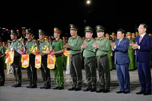 Lãnh đạo Bộ Công an, lãnh đạo tỉnh Lâm Đồng trao cờ lưu niệm cho các đoàn tham dự hội thao Công an nhân dân khu vực 3. Ảnh: Nguyễn Dũng/TTXVN