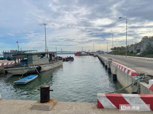 Nhiều tàu muốn ra biển phải nằm chờ thủy triều lên, dẫn đến nguy cơ lỡ chuyến biển.