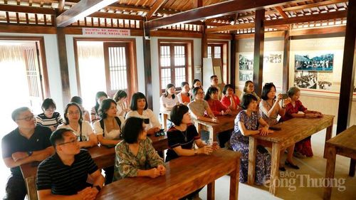 Thế hệ những người làm báo hôm nay về nguồn tại Di tích Trường dạy làm báo Huỳnh Thúc Kháng. Ảnh: Văn Trường