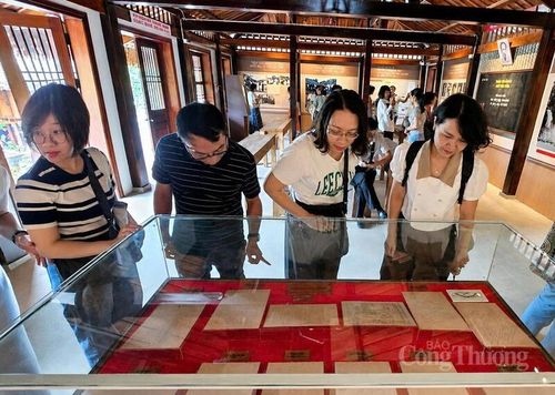 Không gian di tích là nơi kết nối các thế hệ người làm báo trên hành trình tìm về cội nguồn của nền báo chí cách mạng Việt Nam. Ảnh: Văn Trường
