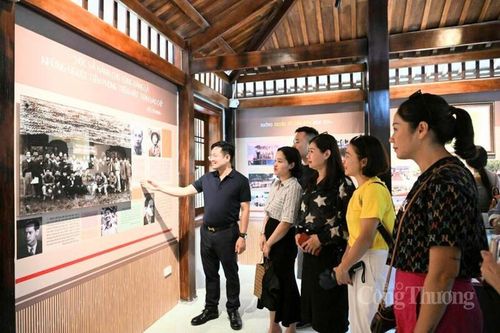 Đoàn cán bộ, phóng viên Báo Công Thương tham quan di tích Trường dạy làm báo Huỳnh Thúc Kháng. Ảnh: Quang Lộc