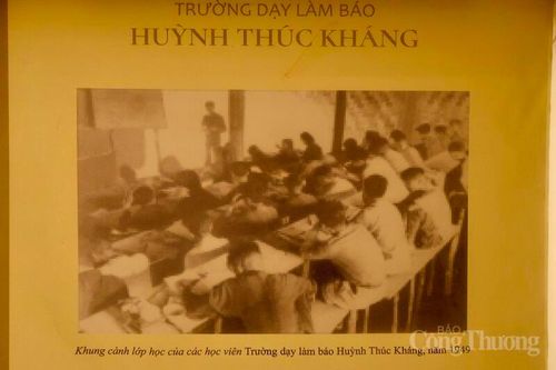 Khung cảnh lớp học của các học viên Trường dạy làm báo Huỳnh Thúc Kháng được trưng bày tại Bảo tàng Báo chí Việt Nam. Ảnh: Phương Hà