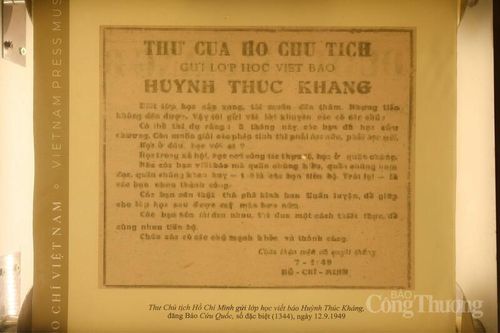 Thư của Chủ tịch Hồ Chí Minh gửi lớp học viết báo Huỳnh Thúc Kháng, được trưng bày tại Bảo tàng Báo chí Việt Nam. Ảnh: Phương Hà
