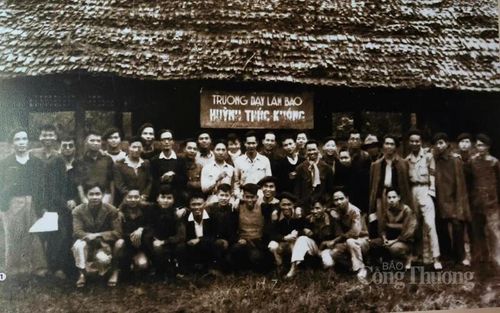 Các thành viên Ban giám hiệu và học viên của Trường dạy làm báo Huỳnh Thúc Kháng. Ảnh: Nguyễn Hương