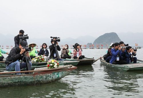 Nhà báo không thể thu hút độc giả bằng những bài viết giật gân, câu khách, mà phải bằng sự cảm hóa trong tác phẩm báo chí, bằng trái tim và khối óc và điều cốt lõi là tính nhân văn. Ảnh: Quang Vinh