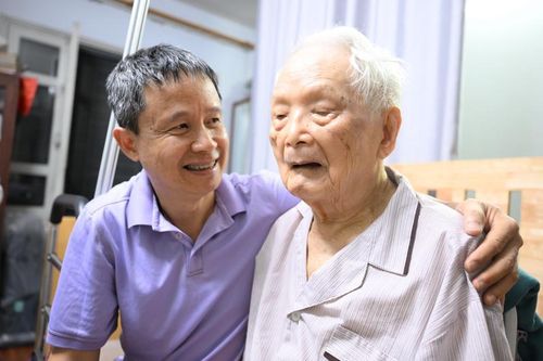 Nhà báo Phạm Viết Thiệu cùng con trai (nhà báo Phạm Việt Dũng). Ảnh: Nguyên Khánh