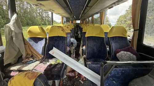 Xe buýt chở đội bóng đá trẻ em Belarus tại vùng Bryansk của Nga bị tấn công. Ảnh: The Moscow Times