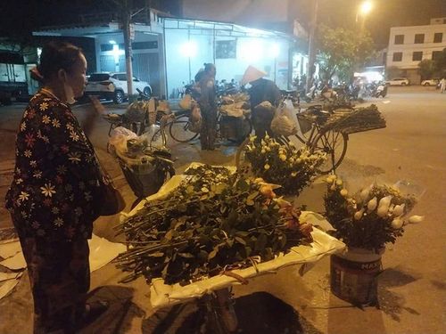 Và những người bán hoa...