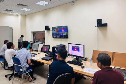 ... là bóng lưng và sự tập trung tuyệt đối của đạo diễn và bộ phận kỹ thuật.