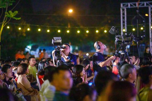 Đội ngũ quay phim - những người âm thầm kể câu chuyện của chương trình bằng ngôn ngữ hình ảnh.