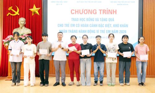  Lãnh đạo Sở Y tế tỉnh Bắc Ninh và Hội Bảo trợ trẻ em Việt Nam nhiễm dioxin trao học bổng cho trẻ em có hoàn cảnh đặc biệt, khó khăn. 