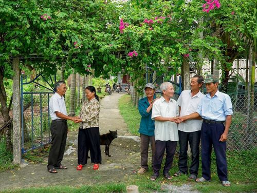 Cán bộ, nhân viên Lâm trường Trà My năm xưa vẫn thường gặp gỡ, thăm hỏi nhau, ôn lại chuyện xưa. Ảnh Nguyễn Điện Ngọc