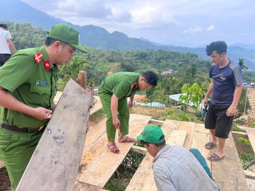 Chi đoàn Công an xã Trà Tập hỗ trợ gia đình anh Môn cải tạo không gian ở để đón khách. Ảnh: NVCC