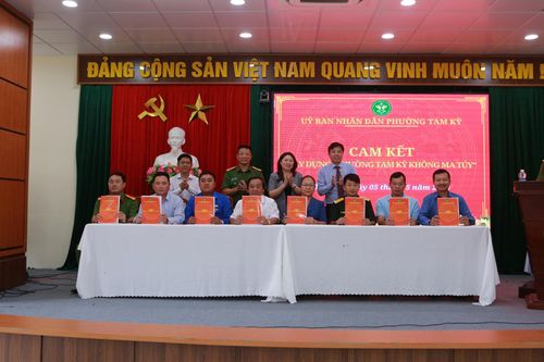 Đại diện đoàn thể, các khối phố ký cam kết xây dựng "Phường Tam Kỳ không ma túy". Ảnh: T.CÔNG