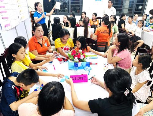Mô hình "Ngôi nhà an toàn - Hạnh phúc" với sự tham gia của các thành viên trong gia đình. Ảnh: LAM PHƯƠNG