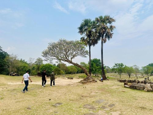 Du khách đến thăm khu đền Wat Phou linh thiêng và cổ kính tại tỉnh Champasak. Ảnh: ĐẶNG NỞ