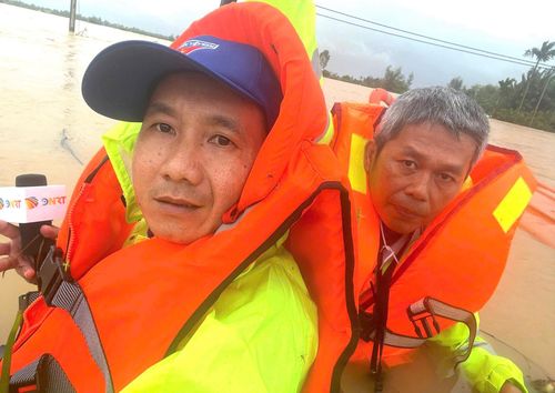 Gương mặt bàng hoàng của nhà báo Trương Thanh Nhất (bên trái) và nhà báo Nguyễn Tấn Châu lúc gặp nạn. Ảnh: THANH NHẤT