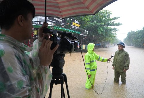 Các phóng viên của Báo và Phát thanh, truyền hình Đà Nẵng tác nghiệp hiện trường mưa lũ. Ảnh: TẤN CHÂU