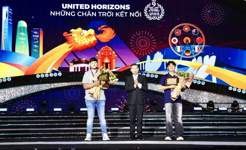 Phó Chủ tịch Thường trực UBND thành phố Đà Nẵng Hồ Kỳ Minh (giữa) trao kỷ niệm chương cho đại diện 2 đội.