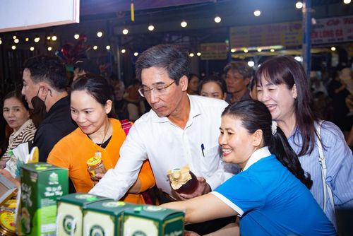 Đại biểu đi tham quan các gian hàng tại lễ hội. Ảnh: BẢO LÂM