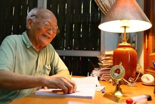 Nhà văn Tô Hoài trong góc làm việc của ông ở nhà riêng năm 2010. Ảnh: Tư liệu
