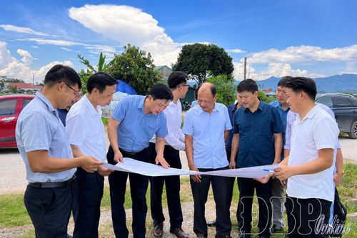 Cơ quan chức năng, chính quyền địa phương và nhà đầu tư khảo sát vị trí đề xuất xây dựng Nhà ở xã hội tại địa bàn xã Thanh Nưa.