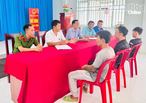 Các thành viên mô hình “Trạm hy vọng” xã Đại Lãnh tổ chức tư vấn cho các trường hợp sau cai nghiện trên địa bàn.