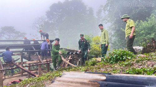  Các tổ công tác của xã Bản Xèo hỗ trợ người dân tháo dỡ, di chuyển lán tạm ra khỏi rừng tự nhiên. 