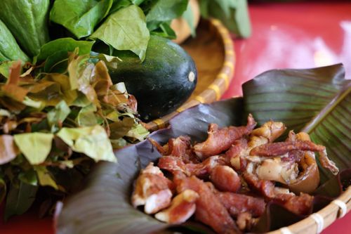 Lá bép và thịt heo là những nguyên liệu quen thuộc trong nhiều món ăn của đồng bào dân tộc bản địa ở Lâm Đồng