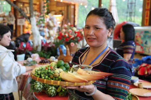 Chị Liêng Jrang K’ Sáu, xã Lạc Dương, tỉnh Lâm Đồng giới thiệu những nguyên liệu đặc trưng và món ăn truyền thống của đồng bào K’ho đến du khách