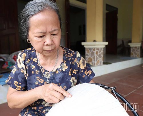 Bà Triệu Thị Vân - một trong những người có hơn 60 năm gắn bó với nghề làm nón truyền thống